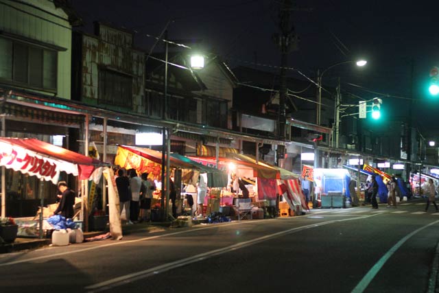  商店街の歩道に並ぶ露店