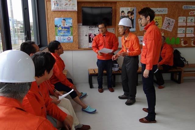 右のヘルメットをかぶっているのが自治会会長の上石貞夫さん