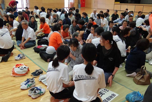 7.13水害で被災した住民から体験壇を聞く中学生