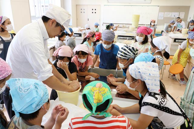  越後味噌醸造の木龍社長の指導で燕南小5年生がみそ仕込み体験