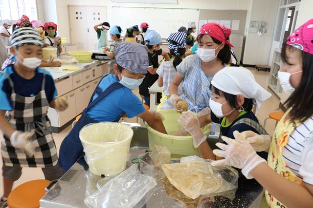 作業に真剣に取り組む5年生
