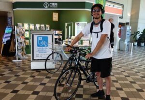 燕三条地場産業センターが導入したレンタサイクルで第1号利用者の橋本さん