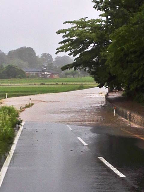  荒沢地区でやまなみロードが冠水して通行止めになっているようす