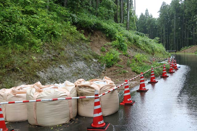  4日午前11時30分ころ燕市国上地内の土砂崩れ現場