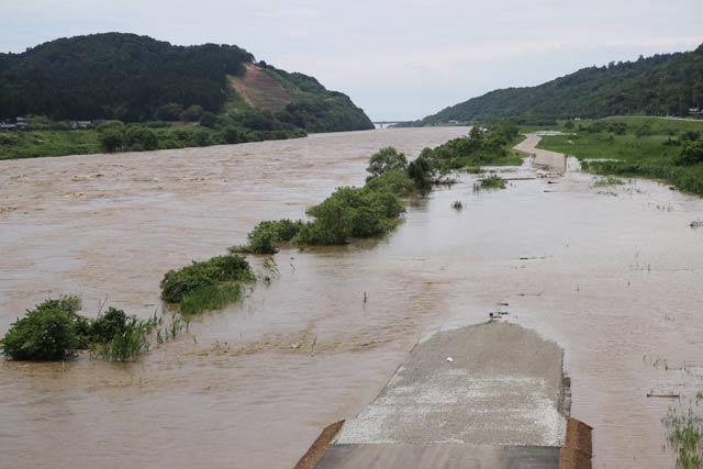  高水敷に水が上がって低水路との境界が見えなくなった大河津分水路