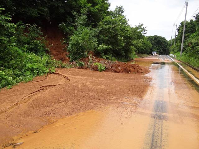  土砂が道路半分をふさいだ三条市笹岡付近のやまなみロード