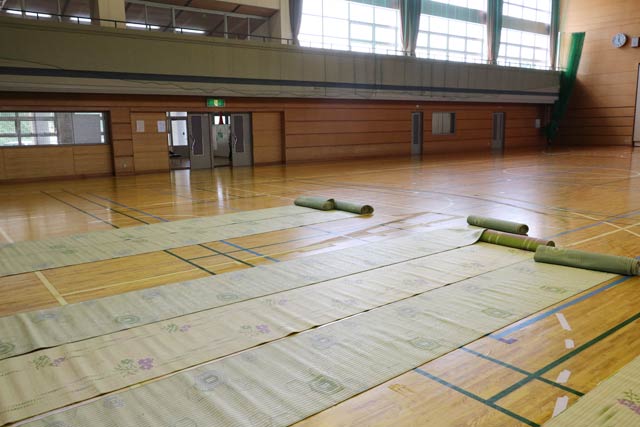  3日12:25、避難所になった燕市国上勤労者体育センターの体育館に敷いたござ