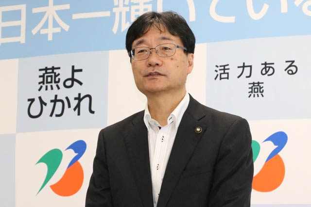  記者会見する鈴木市長
