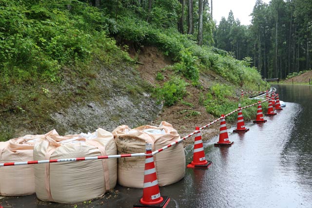 分水地区の農道の土砂崩れ現場