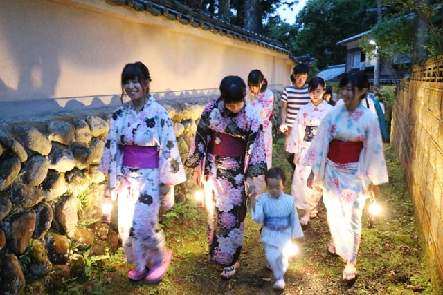  旧温泉街の苔むした小路を歩く