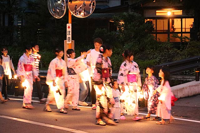  家々のあかりがともるなかを歩く