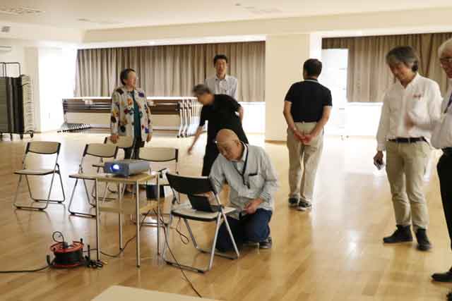  つばめ目耕塾の11日の第1回に向けてリハーサルを行う「夢工場」の関係者ら