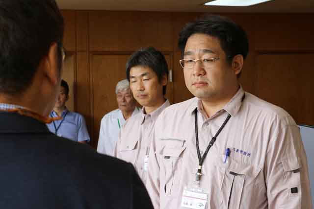  先遣隊の出発式で右から先遣隊の石塚室長と西沢主査、そして国定市長