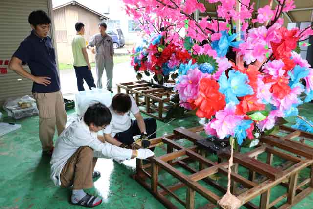  石動神社夏季大祭宵宮の花燈籠押しに向けて花灯籠を組み立てる吉野屋花燈籠講 