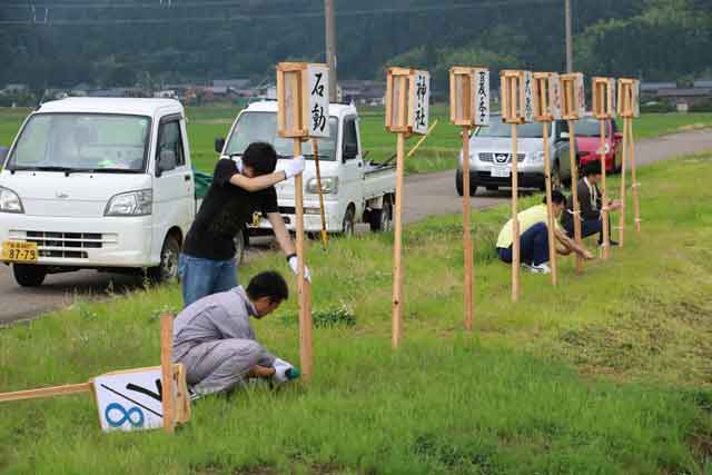 花燈籠押しをPRする高燈籠も2カ所に設置
