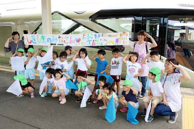  四季島を背に記念写真を撮影
