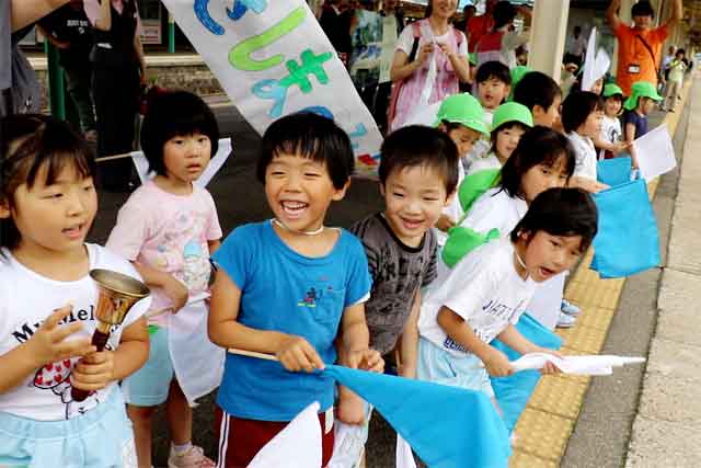  6日、四季島を見送る「ひまわり保育園」年長児