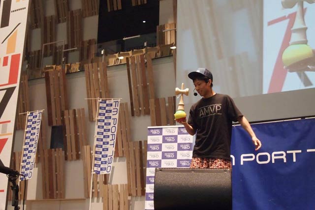  アオーレ長岡でけんだまパフォーマンスを披露するGATAKEN代表の長谷川さん