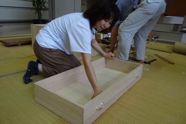 女性による桐たんす製作体験で金具を付けたら完成