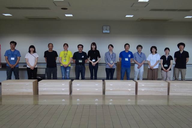  女性による桐たんす製作体験で記念撮影