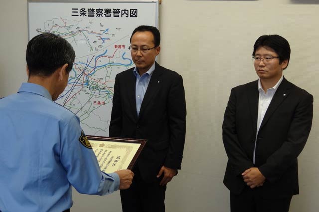 左から斉藤署長、野島支店長、佐野さん