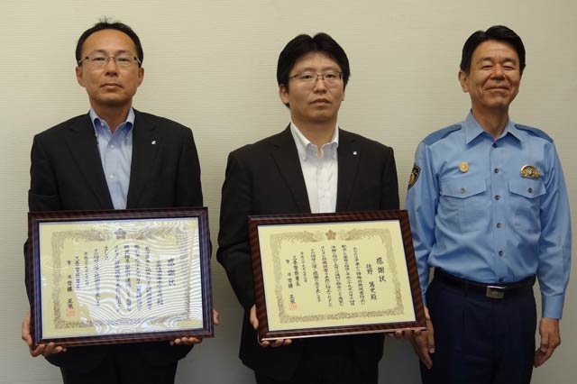 左から野島支店長、佐野さん、斉藤署長