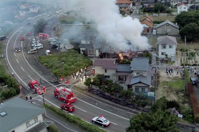  左の道路が県道2号新潟寺泊線で手前へ弥彦神社方向、奥へ寺泊方向[画像提供：SKY FINDER]