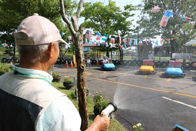  ゴーカートのコースのアスファルトに打ち水して熱気を冷ます