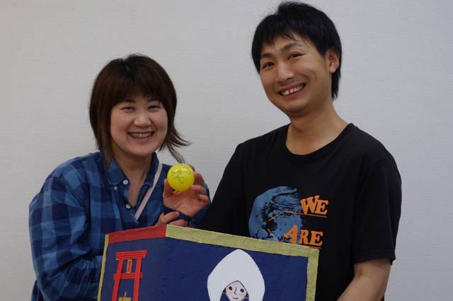  抽選会場でくじ当たりボールを引いた小越巽央さん、幸絵さん夫婦
