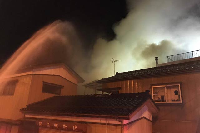  午後9時25分ころ、黒煙が白煙に変わった