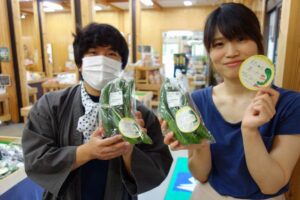 道の駅「漢学の里 しただ」の農産物直売所にキュウリを出荷した地域おこし協力隊の山口さん(左)と須藤さん