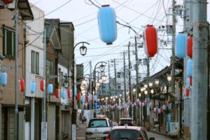 赤と青の飛燕夏まつりのちょうちんがずらりと下がった燕市燕地区の商店街大通り