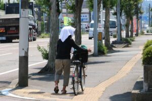 熱帯夜に続いて今夏初の猛暑日35.6度、三条は熱中症で4人救急搬送