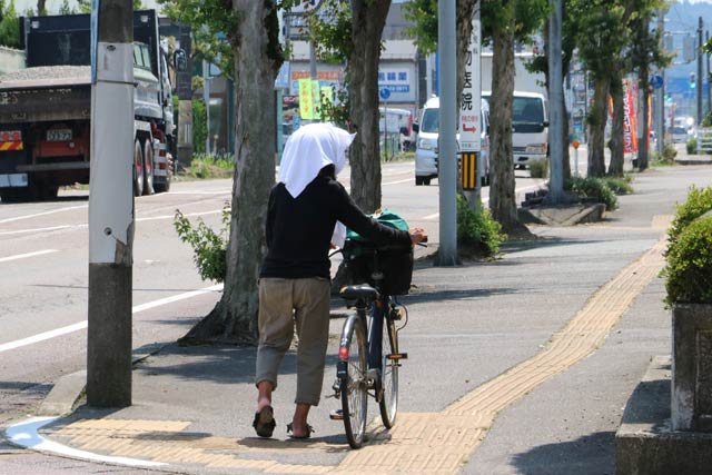 加茂市で頭にタオルをかぶって歩く
