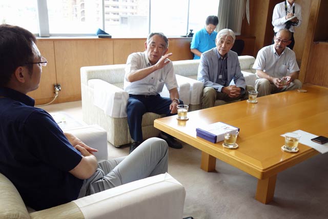  左から国定市長、実行委員会の高橋会長、田巻さん、佐藤さん