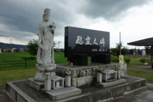 13日に献花台の設置、黙とうが行われる五十嵐川水害復興記念公園の慰霊之碑