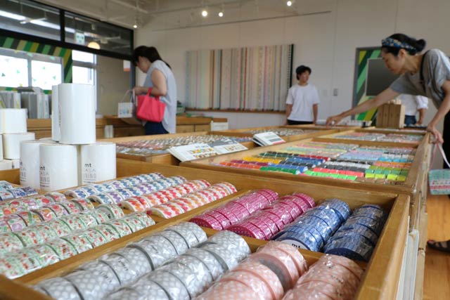  「mt & mt CASA Shop Space」にずらりと並ぶマスキングテープ