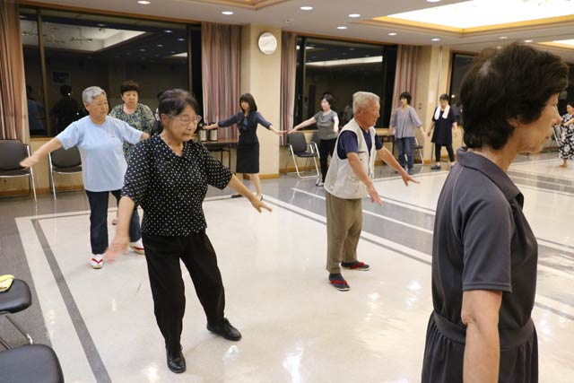 飛燕夏まつりに向けて13日夜、燕商工会議所で行われた燕甚句と燕音頭の踊りの練習