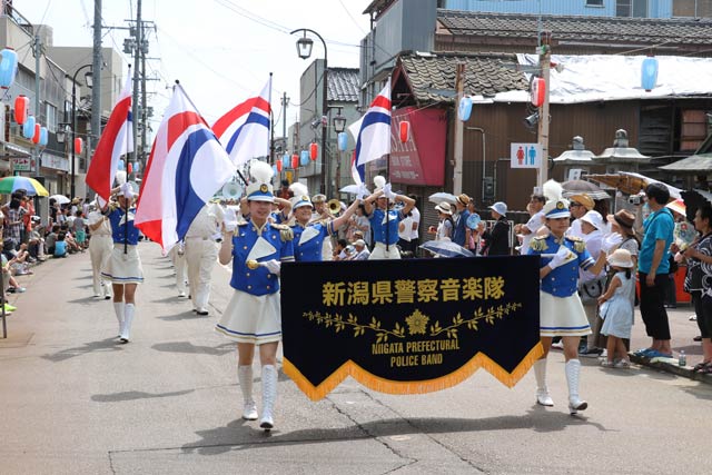第46回飛燕夏まつり幕開きの交通安全パレードで県警音楽隊