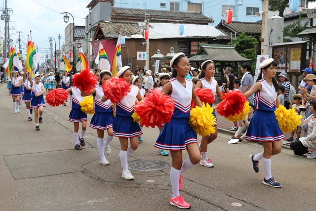  園児から小学生による音楽パレード