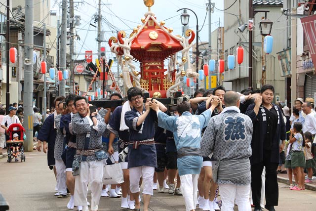  燕1000人みこし