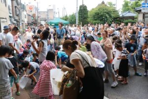 大規模開催の三条マルシェでもちまき