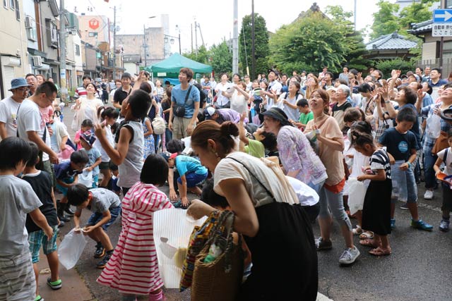 大規模開催の三条マルシェでもちまき