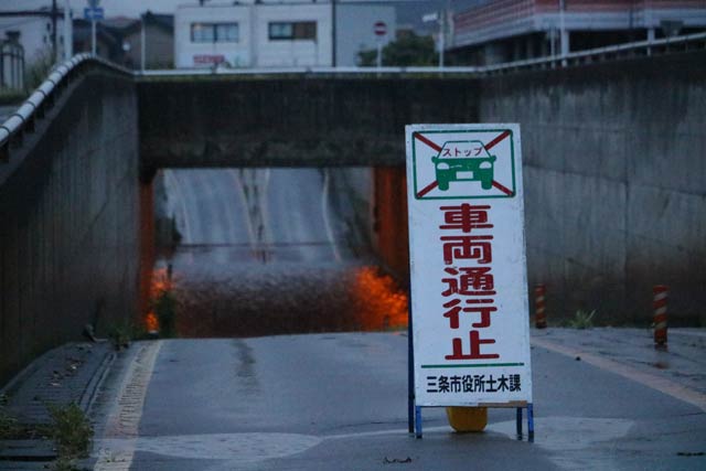  三条市須頃のコメリ付近のアンダーパスが通行止めに