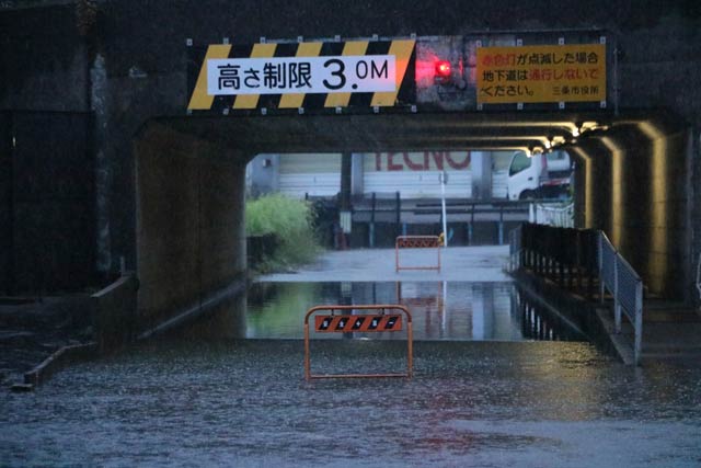 三条市須頃のヴィームわきのアンダーパスも通行止めに