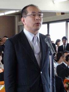 退職辞令交付式であいさつする総務部長だった若山氏