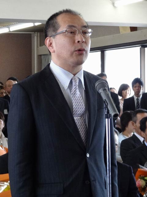 退職辞令交付式であいさつする総務部長だった若山氏