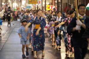 飛燕夏まつりのフィナーレは雨雲を吹き飛ばす踊りの輪