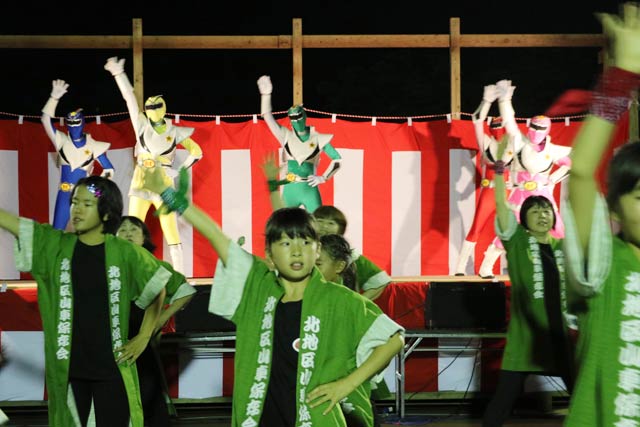  「方言戦隊メテオレンジャー」のダンスバージョンのテーマ曲と踊りを披露