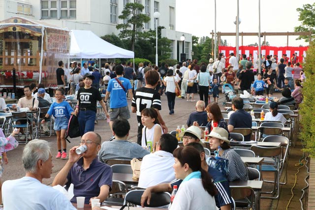  大にぎわいの会場